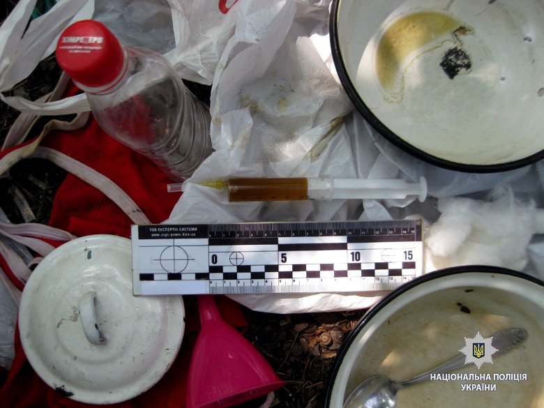 Патрульные прервали наркоманский пикник на Северной Салтовке (фото)