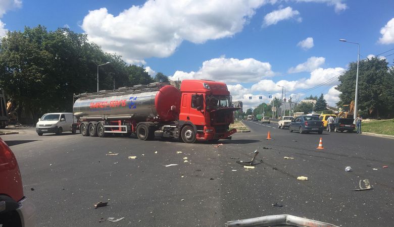 В Харькове грузовик Mercedes столкнулся с фурой (фото)