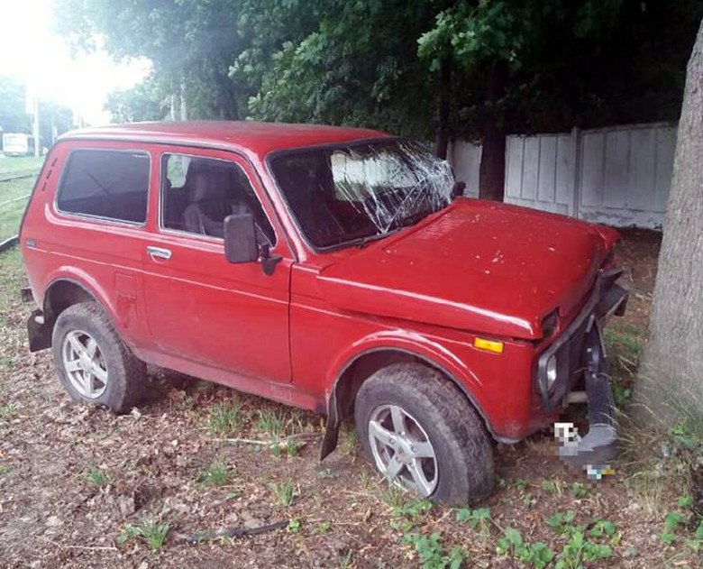 На Белгородском шоссе ВАЗ въехал в дерево (фото)