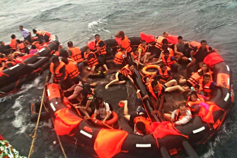 В Пхукете затонул туристический катер: десятки погибших