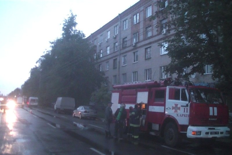Спасатели погасили пожар в многоэтажке на Александровском проспекте