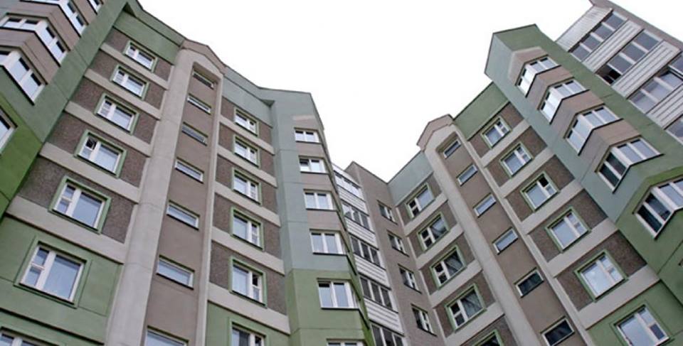 В Харькове мужчина упал с 8 этажа многоэтажки