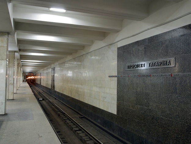 В харьковском метро на рельсы прыгнул пассажир