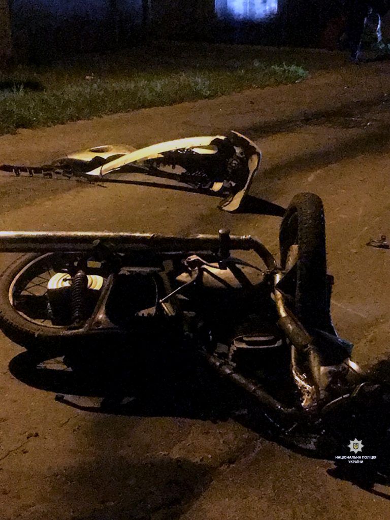 Под Харьковом водитель иномарки насмерть сбил мотоциклиста и скрылся с места ДТП (фото)
