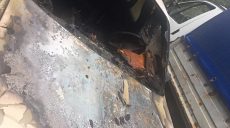 На Салтовке сгорела припаркованная во дворе машина (фото)