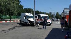 Два ДТП с микроавтобусами: «Mercedes» врезался в столб, «Газель» перевернулась на бок (фото)
