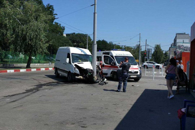 Два ДТП с микроавтобусами: «Mercedes» врезался в столб, «Газель» перевернулась на бок (фото)