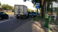 ДТП на Салтовке: грузовик въехал в легковушку, легковушка въехала в столб (фото)