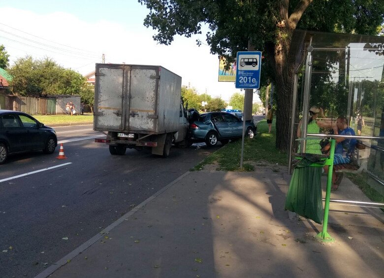 ДТП на Салтовке: грузовик въехал в легковушку, легковушка въехала в столб (фото)