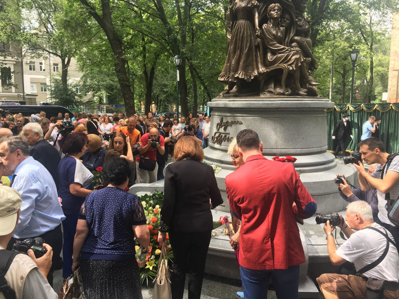 В Харькове открыли памятник Людмиле Гурченко (видео)