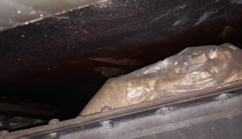 Харьковская служебная собака нашла спрятанную в туалете поезда контрабанду (фото)