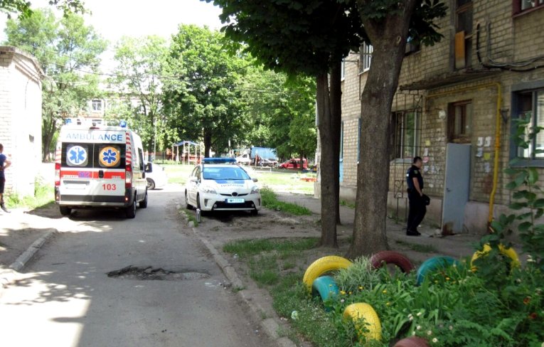 Харьковчанин ударил ножом соседку по «коммуналке» и ее подругу