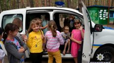 Полицейские знакомят детей с правилами безопасности летом