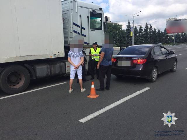 В Харькове столкнулись фура и легковой автомобиль