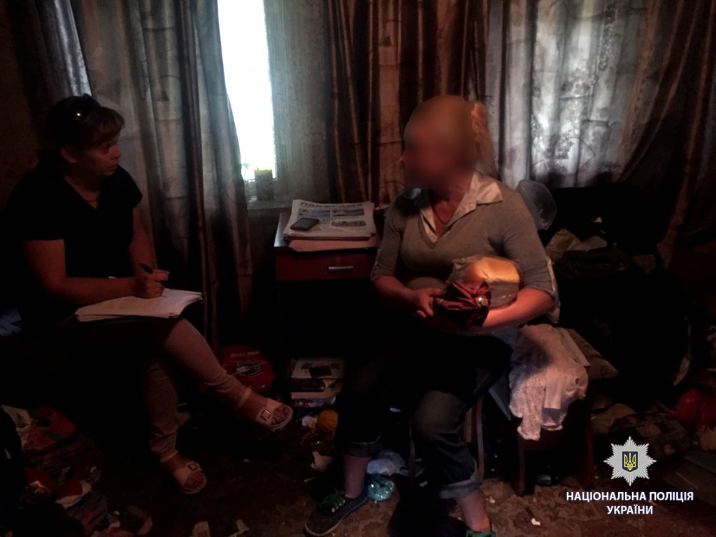 Антисанитария, грязный пол и вонь: в Харьковской области полиция обнаружила семью, в которой женщина не занималась воспитанием двух детей (фото)
