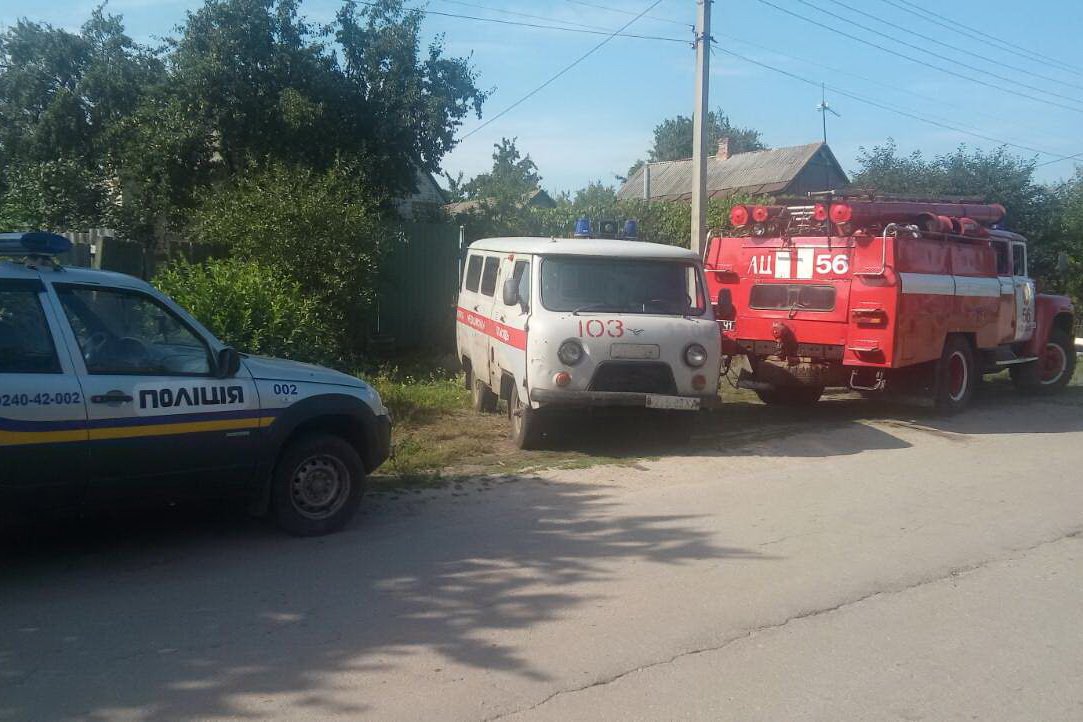 В Харьковской области из горящего дома пожарные спасли двух человек (фото)