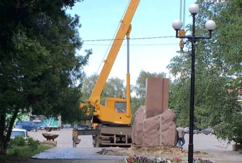 В райцентре Харьковщины демонтировали постамент памятника Ленину (фото)