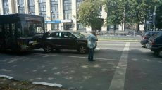 В Харькове троллейбус протаранил две машины