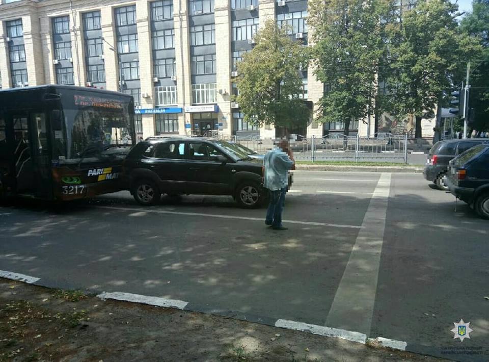 В Харькове троллейбус протаранил две машины