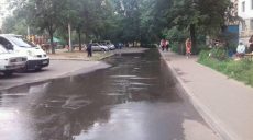 В Харькове на Алексеевке трое суток из-под земли бьет вода (фото)