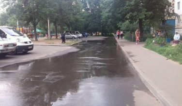 В Харькове на Алексеевке трое суток из-под земли бьет вода (фото)