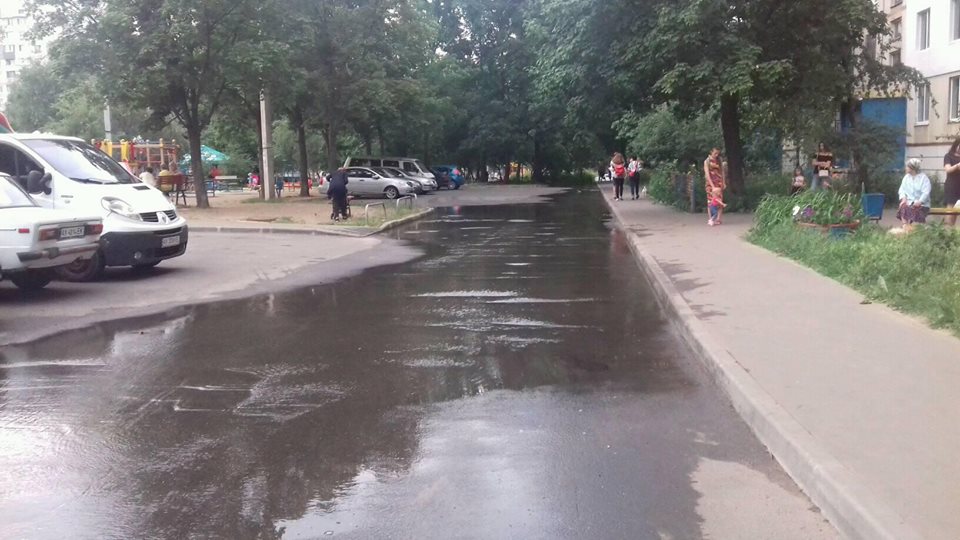 В Харькове на Алексеевке трое суток из-под земли бьет вода (фото)