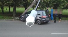 На Салтовке иномарка врезалась фонарный столб