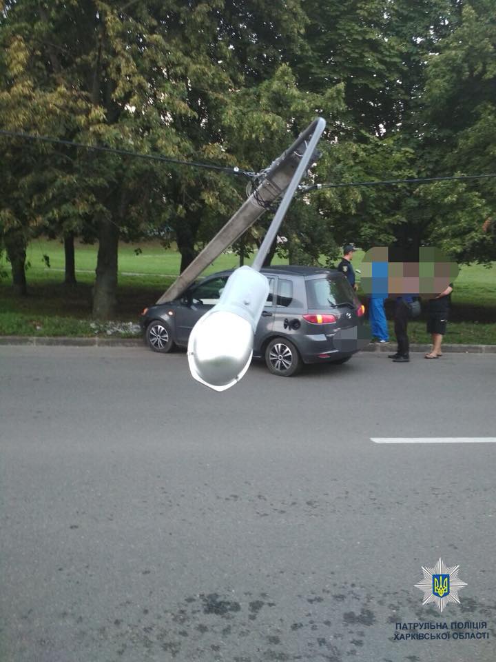 На Салтовке иномарка врезалась фонарный столб