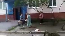В Харькове пенсионерки устроили дворовые разборки с детьми (видео)