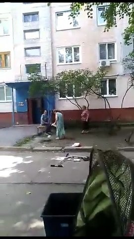 В Харькове пенсионерки устроили дворовые разборки с детьми (видео)