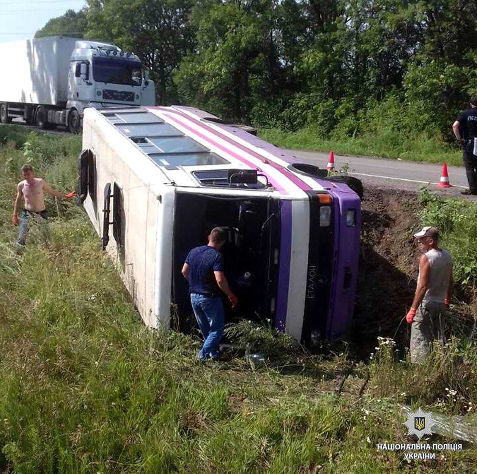 В автобусе, который перевернулся под Харьковом, было 22 пассажира (фото)