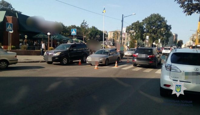 В центре Харькова машина сбила женщину на зебре