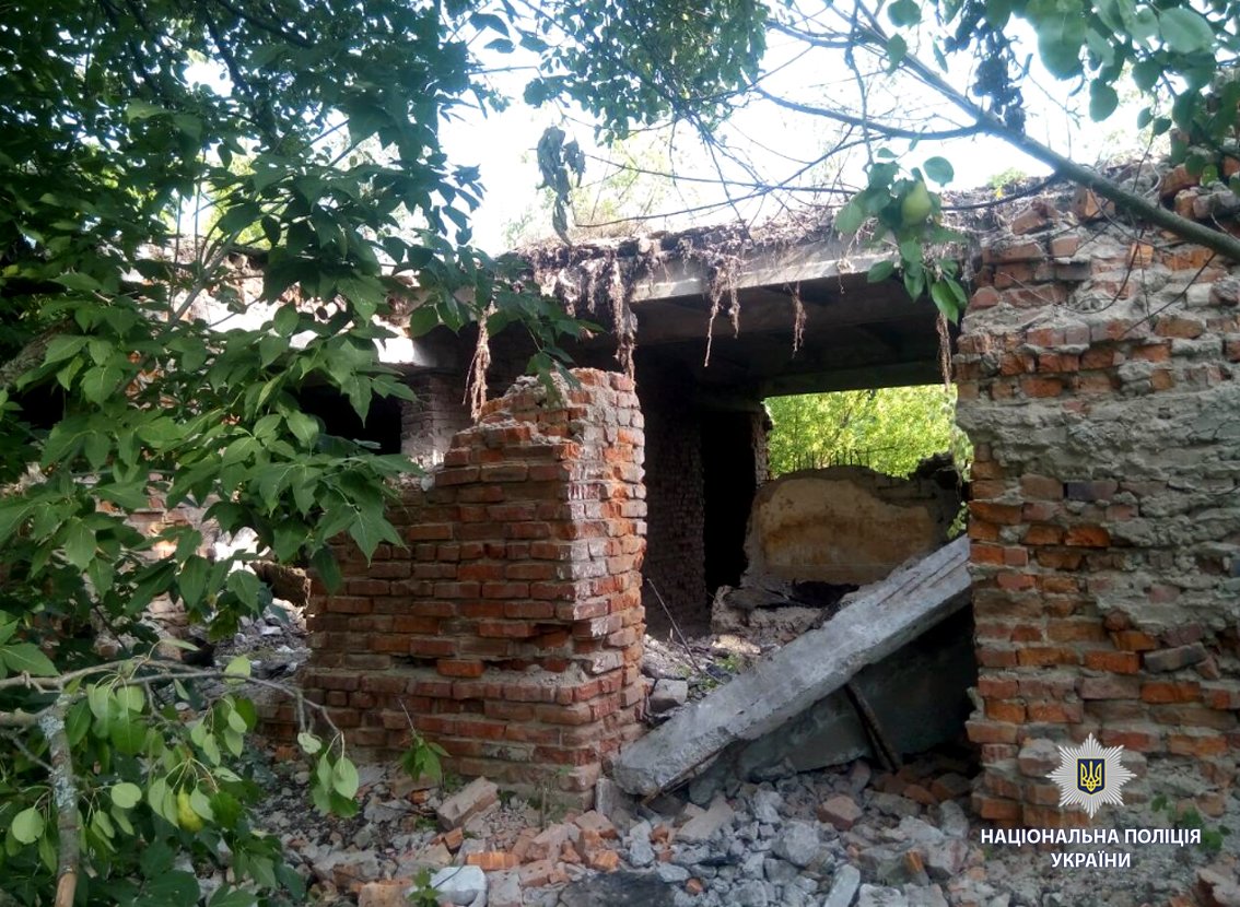 Под Харьковом мужчину привалило железобетонной стеной (фото)