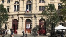 В Париже на здании мэрии повесили портрет Сенцова (фото, видео)