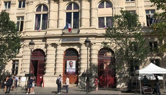 В Париже на здании мэрии повесили портрет Сенцова (фото, видео)