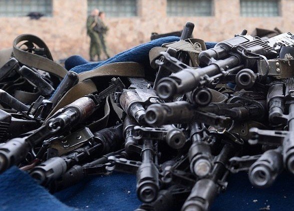 У граждан Украины на руках десятки тысяч боевых автоматов и тонны взрывчатки — Матиос