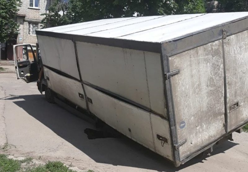На Зерновой тяжелый грузовик въехал в яму (фото)