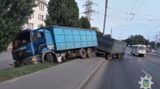 В Харькове грузовик вылетел на обочину (фото)