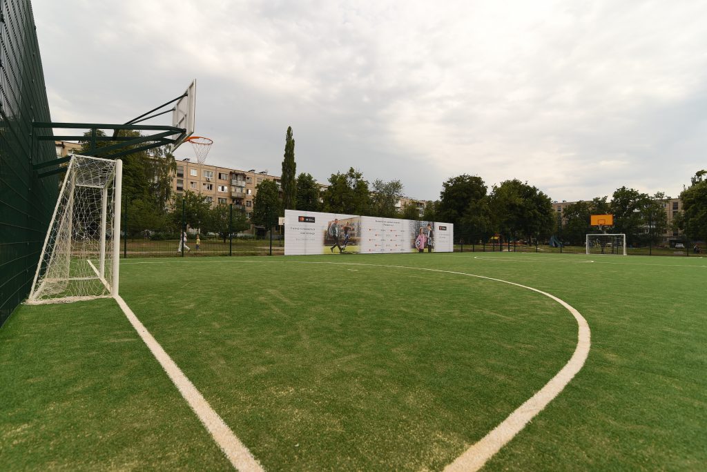В Харькове открыли современную площадку для мини-футбола (фото)