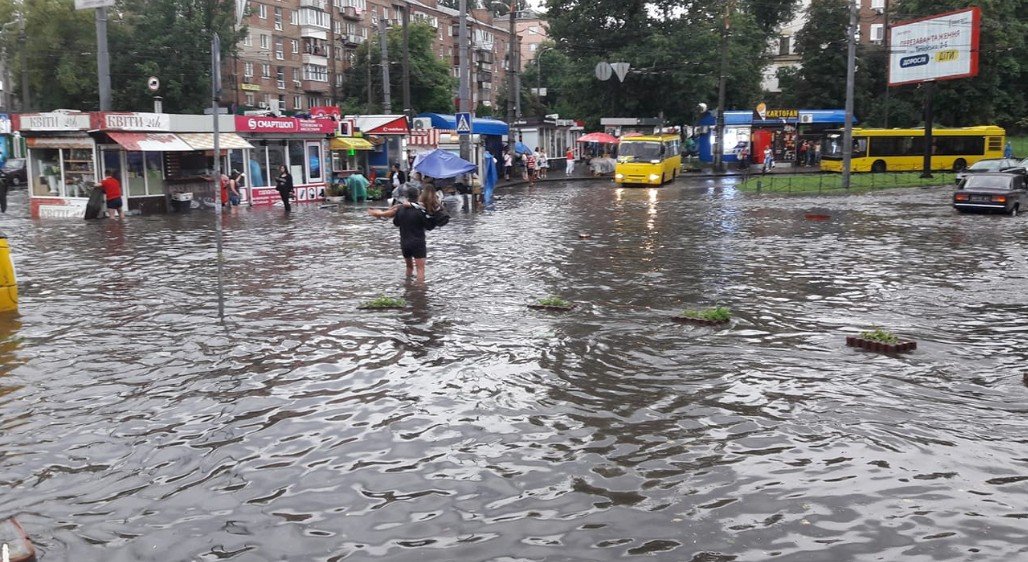 В Киеве мощный ливень повалил деревья и разрушил мост (фото, видео)
