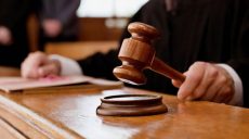 Прокуратура требует добавить 3,5 года тюрьмы мошеннику и грабителю
