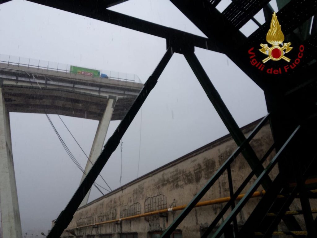 Мост в Генуе продолжает разрушаться, под обломками найдено 39 тел