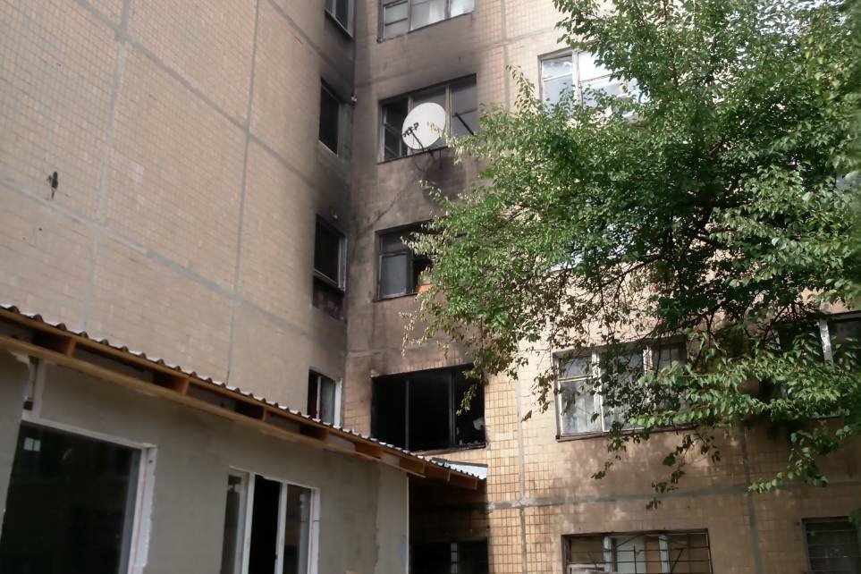 В Харькове спасатели вынесли двух детей из задымленной пятиэтажки (фото)