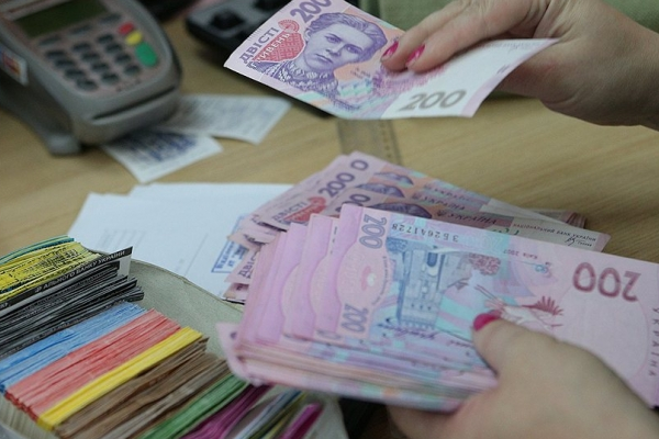 Средняя зарплата в Украине к концу года вырастет на 2 тысячи гривен — Гройсман