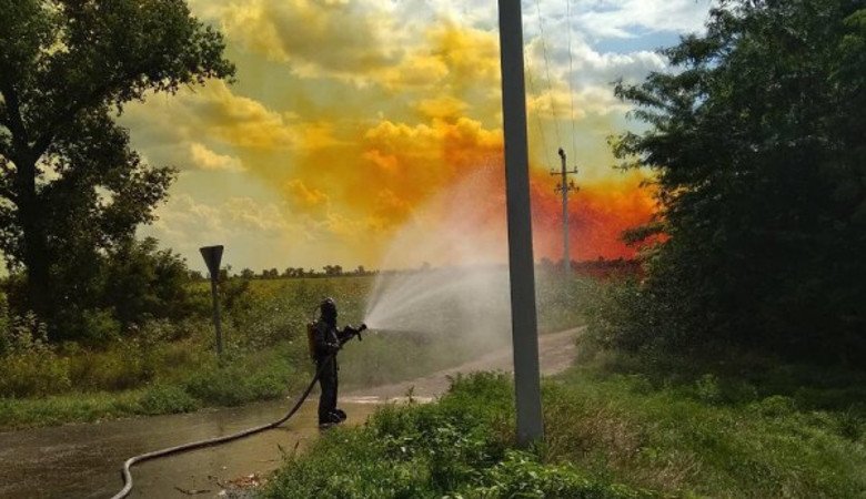 В Днепропетровской области небо стало оранжевым: произошла утечка азотной кислоты (видео)