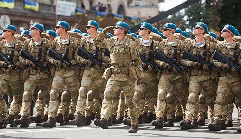 Порошенко поручил законодательно закрепить военное приветствие «Слава Украине»