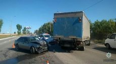 В Харькове иномарка столкнулась с грузовиком, пострадали три человека (фото)