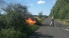 Под Харьковом на ходу вспыхнула машина: двое людей получили ожоги (фото)