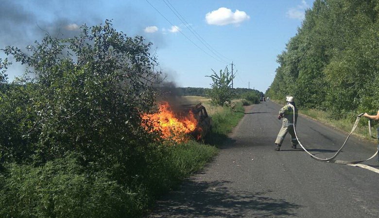 Под Харьковом на ходу вспыхнула машина: двое людей получили ожоги (фото)