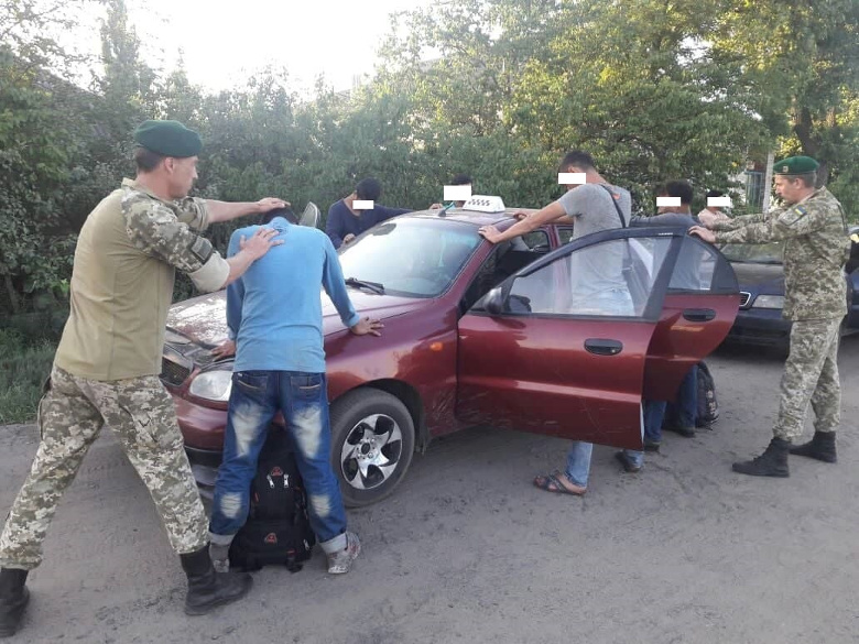 Пограничники задержали две группы нелегалов — из Вьетнама и Бангладеш